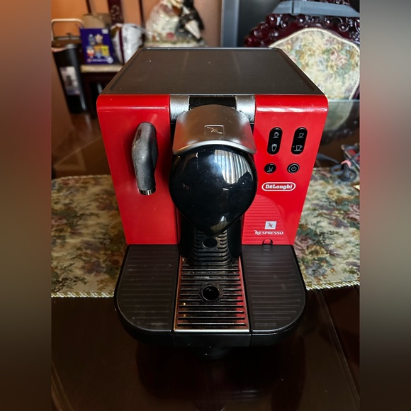 PreOwned De Longhi Nespresso Lattissima Black and Red No